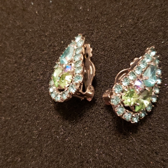 Vintage clip on earrings - Picture 1 of 2
